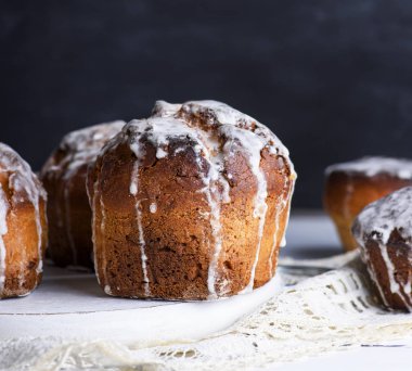 Paskalya ve siyah arka plan arkasında döktü buzlanma için pişmiş kek