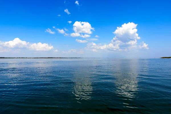 Vista Para Mar Com Nuvens Brancas Fofas Moinhos Vento Distância — Fotografia de Stock