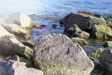 Karadeniz büyük taşlarla görünümünü yaz güneşli bir günde, demir köyü bağlantı noktası Ukrayna