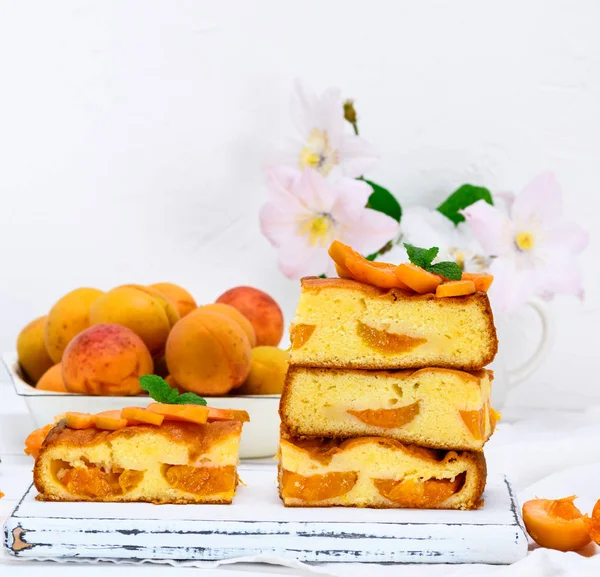 Tumpukan Irisan Persegi Panggang Kue Pie Biskuit Dengan Aprikot Atas — Stok Foto