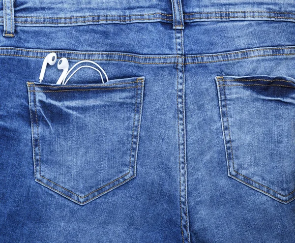 Fones Ouvido Brancos Para Smartphone Saem Bolso Traseiro Jeans Azuis — Fotografia de Stock