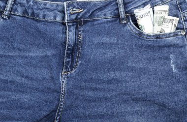 Açık mavi kot pantolon cebinde Amerikan doları nakit, yakın çekim