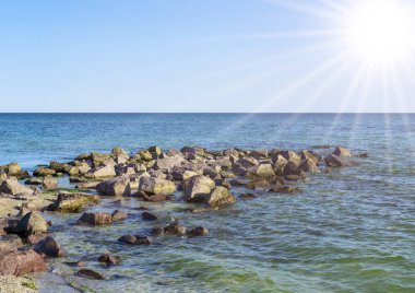 Karadeniz büyük taşlarla görünümünü yaz güneşli bir günde, demir köyü bağlantı noktası Ukrayna
