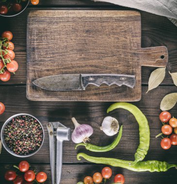 eski kahverengi boş mutfak kesme ve taze kırmızı kiraz domates yeşil biber masada, üstten görünüm
