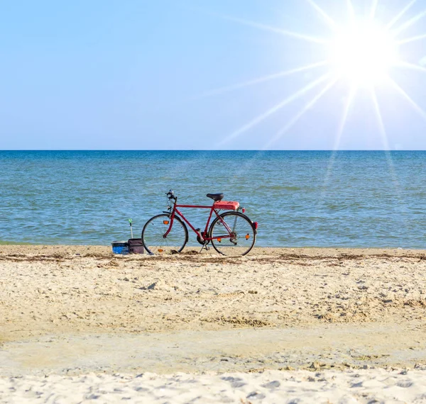 Старый Красный Велосипед Стоящий Моря Летний День — стоковое фото