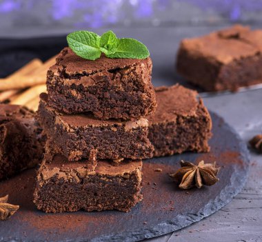 kare fırında çikolatalı brownie pasta parçalarını kazık, yakın çekim