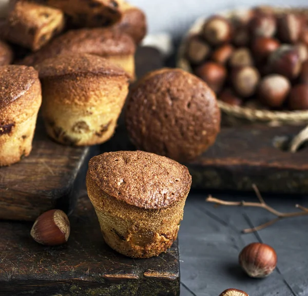 Runde Kleine Cupcakes Mit Getrockneten Früchten Auf Braunem Holzbrett Nahaufnahme — Stockfoto