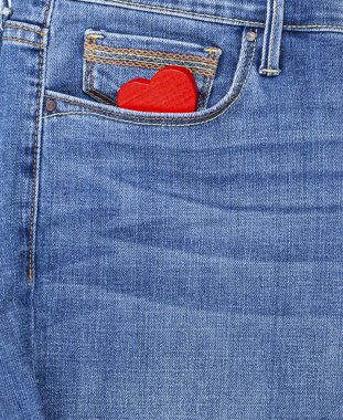 Kırmızı kalp mavi jeans, tam kare ön cebinde yatıyor, yakın çekim