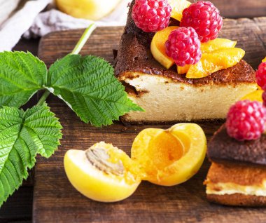 çilek ve kayısı kahverengi ahşap tahta üzerinde süzme peynir pasta parçaları