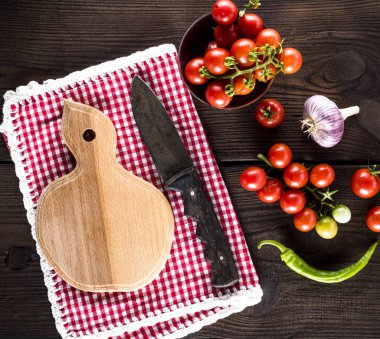 top mutfak kesme tahtası ve bıçak, Olgun kırmızı kiraz domates, yakınındaki görünümü