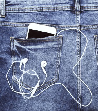 kulaklıklar kadar mavi jeansclose arka cebinde ile beyaz smartphone