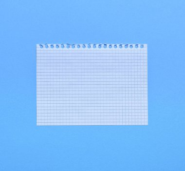 beyaz sayfa boş bir defter mavi bir arka plan üzerinde hücrelerinde