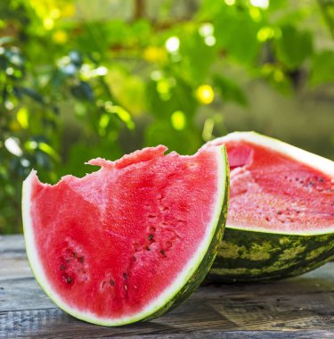 ahşap bir masa üzerinde kopya alanı bir karpuz kesmek