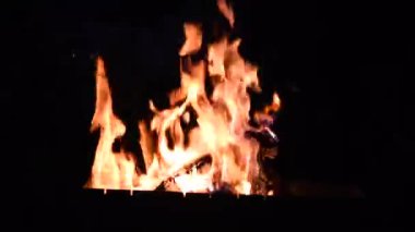 gece, yangında yanan günlükleri yakın çekim