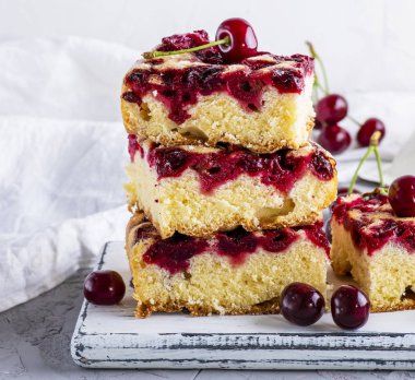 kare adet kiraz ile Bisküvi pasta pişmiş, yakın çekim