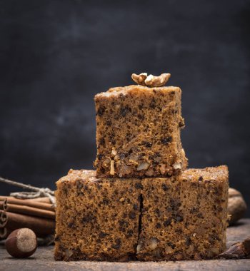 ceviz kahverengi ahşap tahtası, bir sünger kek ile bir pasta fırında kare dilim yığını