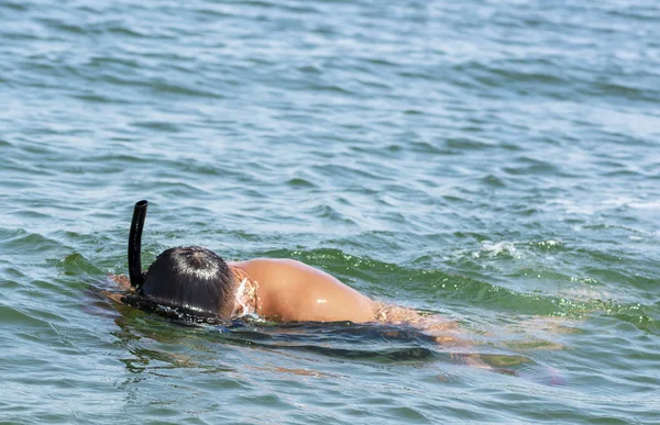 Hombre Buzo Con Tubo Flotando Superficie Del Agua Día Verano — Foto de Stock