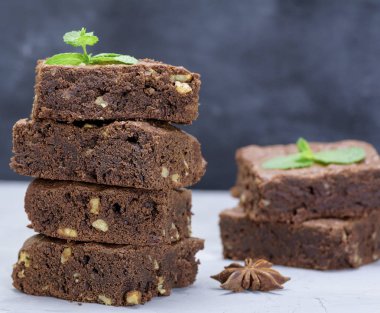 yığın kare adet ceviz ile çikolatalı kek pasta pişmiş, yakın çekim