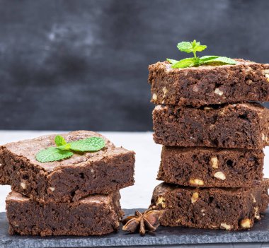  yığın kare adet ceviz ile çikolatalı kek pasta pişmiş, yakın çekim