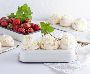 fırında kremalı krem ve taze çilek, üstten görünüm