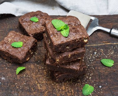 ceviz, üstten görünüm ile çikolatalı pasta pişmiş parçaları