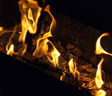 gece, bir yangında yanan günlükleri yakın çekim