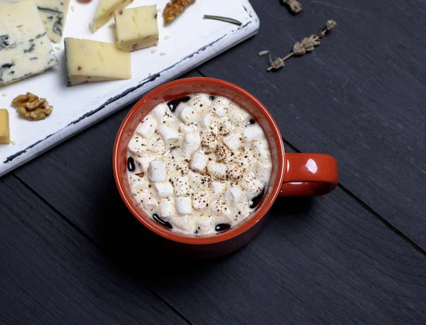 Taza Roja Con Chocolate Caliente Rodajas Malvavisco Blanco Vista Superior — Foto de Stock