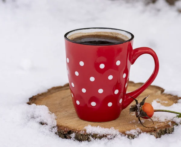 Red Mug White Dot Hot Black Coffee Stands Stump Middle — Stock Photo, Image