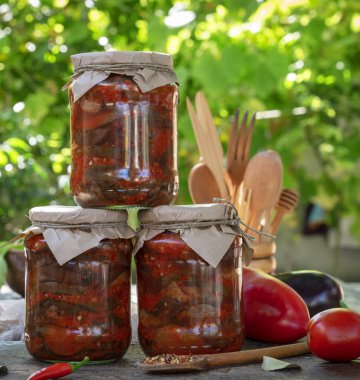 Üç cam kavanoz haddelenmiş Marine adet patlıcan Sebze soslu, yemeğin adı ile yanan bir alev olduğunu