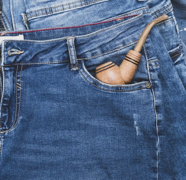 Tubo Legno Fumare Tabacco Trova Nella Tasca Anteriore Blue Jeans — Foto Stock