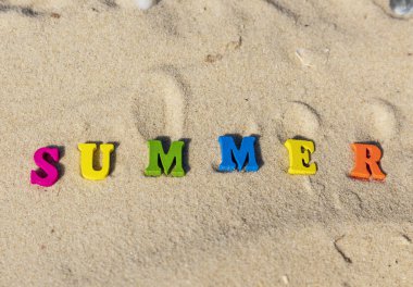 kum, en iyi görünüm çok renkli ahşap harfler yazıt yaz