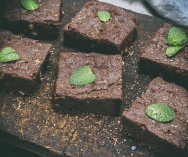 brownie pasta ahşap bir tahtada kare adet pişmiş, yakın çekim