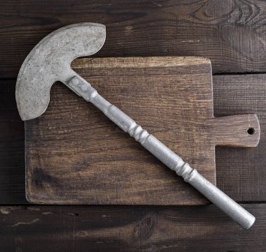 kesim et ya da sebze ve kahverengi ahşap masa, en iyi görünüm için eski demir balta