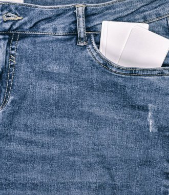 boş beyaz kağıt mavi jeans, tam kare cebinde kart, yakın çekim