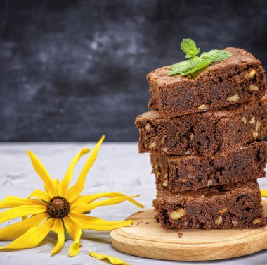 yığın kare parça kek pasta bir ahşap tahta üzerinde pişmiş, yakın çekim