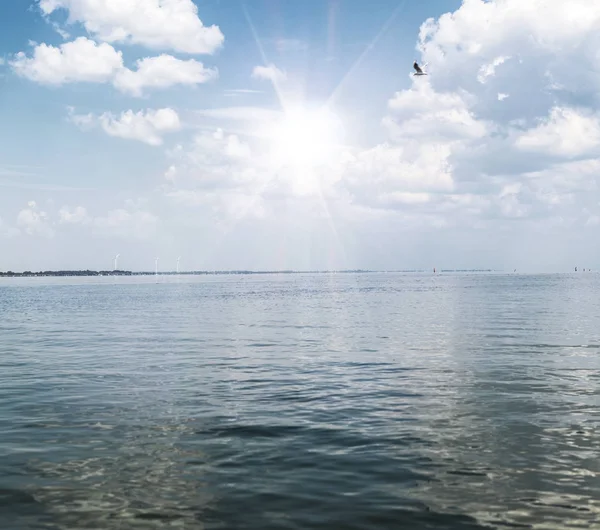 Вид Море Белыми Пушистыми Облаками Ярким Летним Солнцем Село Лазень — стоковое фото