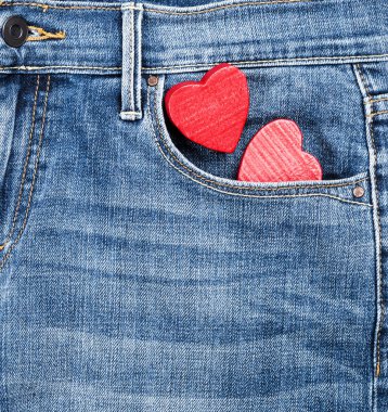 mavi jeans ve iki kırmızı ahşap kalp, tam kare, kapat