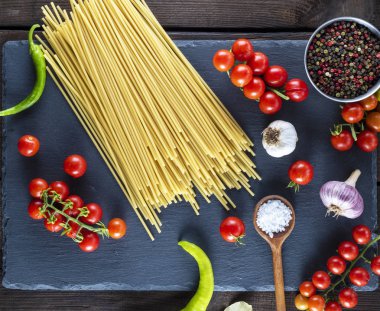 siyah arka plan, kırmızı domates ve sarımsak sosu, en iyi görünüm için makarna spagetti