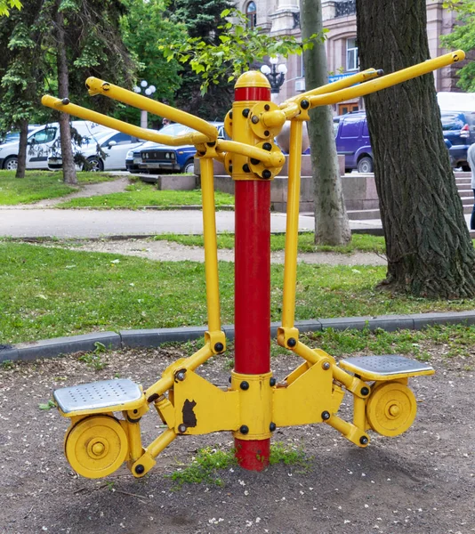 铁运动模拟器为腿和胳膊站立在一个公共公园在夏天天 — 图库照片
