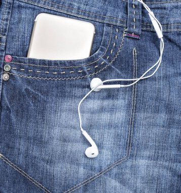 Kot ve beyaz kulaklık, ön cep içinde Smartphone tam çerçeve