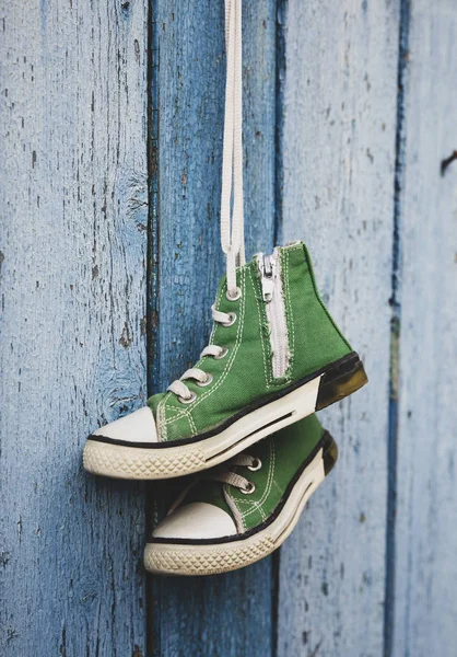 Ζεύγη Των Παλαιών Κλωστοϋφαντουργικών Παιδική Πράσινη Κλασικά Πάνινα Παπούτσια Κολλάει — Φωτογραφία Αρχείου