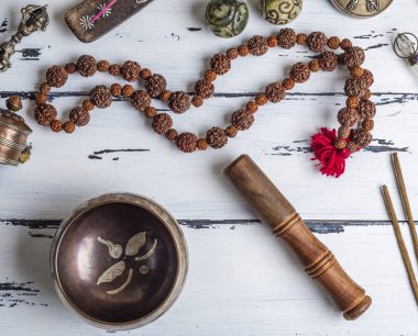 meditasyon ve gevşeme için çeşitli etnik nesneleri: şarkı kase, boncuk ve iki top, üstten görünüm