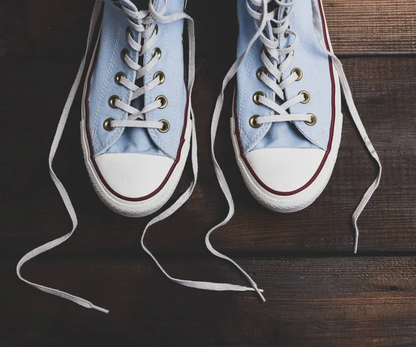Paar Blauw Textiel Sneakers Met Witte Veters Een Bruin Houten — Stockfoto