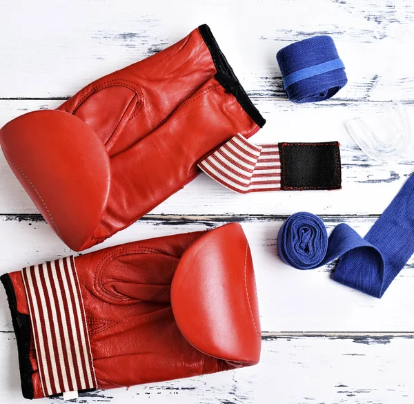 Paire Gants Boxe Cuir Rouge Bandage Bleu Embout Buccal Silicone — Photo