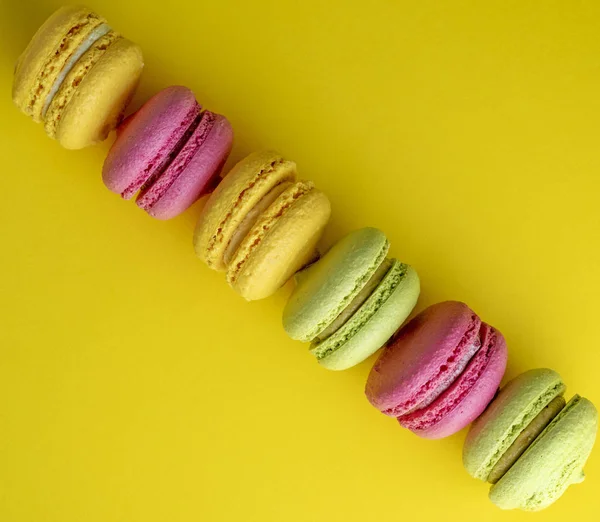 Rij Van Multi Gekleurde Gebakken Ronde Amandel Meel Cake Macarons — Stockfoto