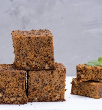 kare dilimler bir ahşap gemide sünger kek pasta whith fındık, 