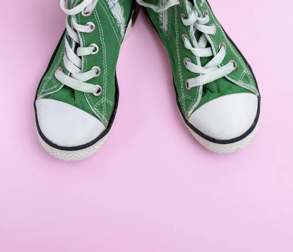 Zöld Gyerekek Cipőt Egy Rózsaszín Háttér Felülnézet — Stock Fotó