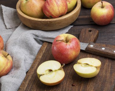 Taze Olgun kırmızı elma ve bıçak masada, üstten görünüm
