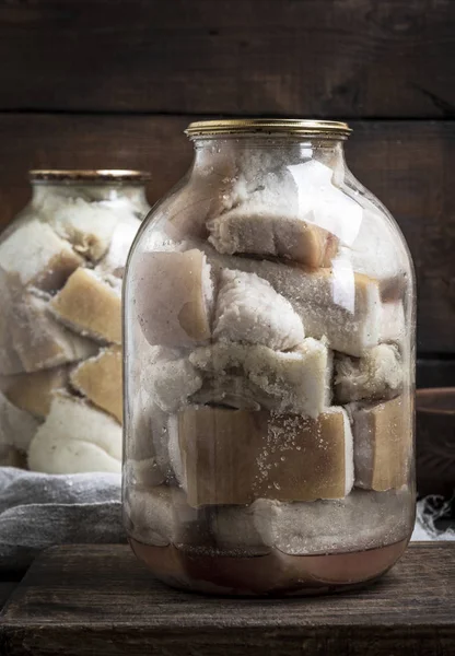 Konserverad Saltat Bitar Fläsk Med Kött Stor Glasburk Ett Brunt — Stockfoto