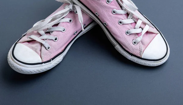 Para Ihop Gamla Slitna Rosa Sneakers Med Vita Skosnören Svart — Stockfoto